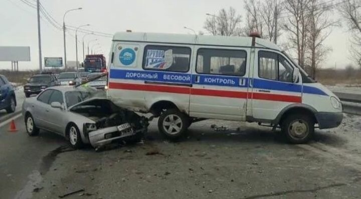 В Хакасии пьяный водитель протаранил машину дорожных служб