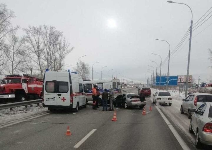 В Хакасии пьяный водитель протаранил машину дорожных служб