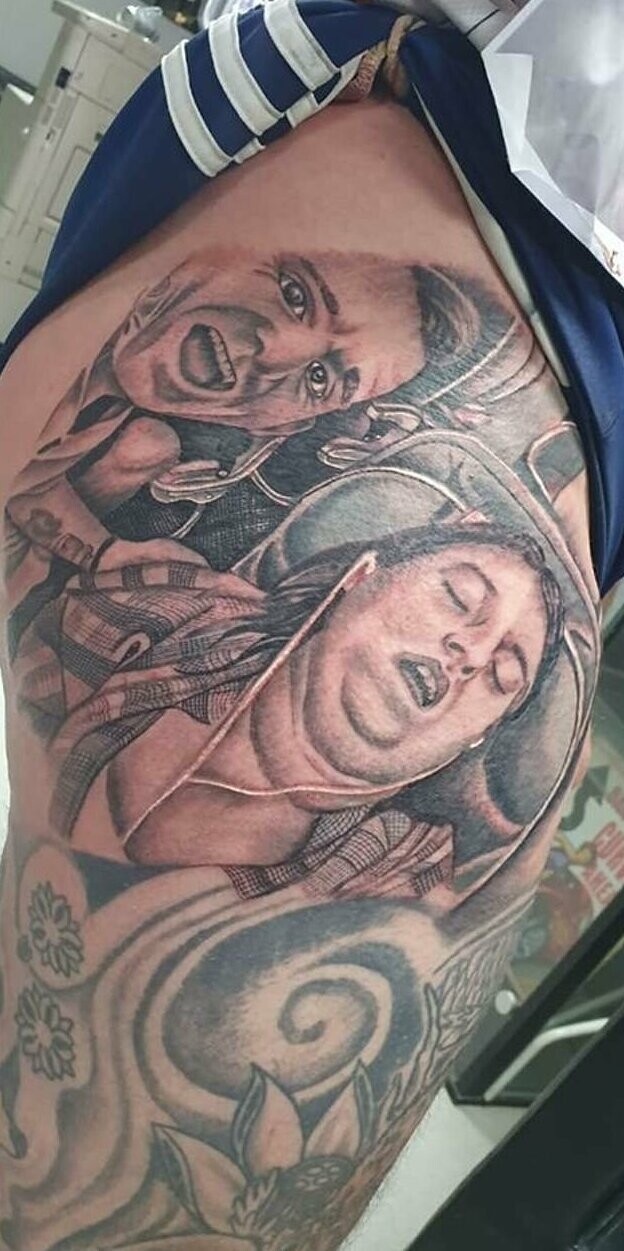 Мужчина сделал себе татуировку своей спящей жены