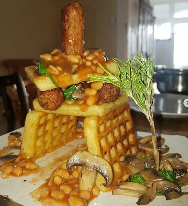 @anothergirlsgold: творение из картофельных вафель, грибов, веганских колбасок, печеных бобов и розмарина