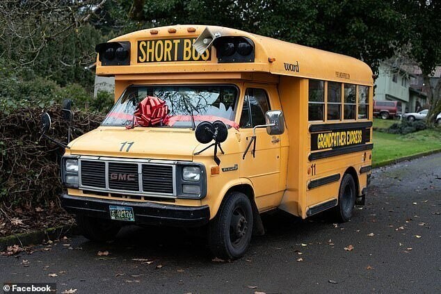Американец подарил своим внукам на Рождество собственный школьный автобус