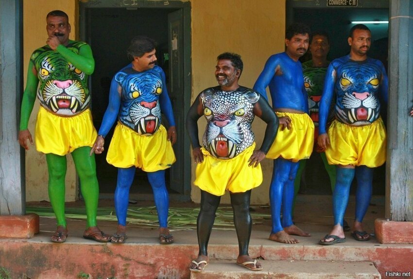 Танцоры на фестивале «Онам» в городе Кочи, штат Керала, Индия