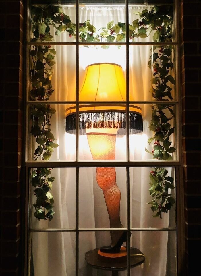 13. "Я поставил на окно лампу из "Рождественской истории" и никто из соседей ее не опознал. Все спрашивали, что это за стремная и жуткая нога"