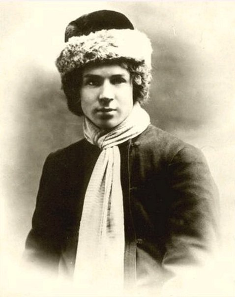 28 декабря 1925 года повесился в гостинице «Англетер» Сергей Есенин
