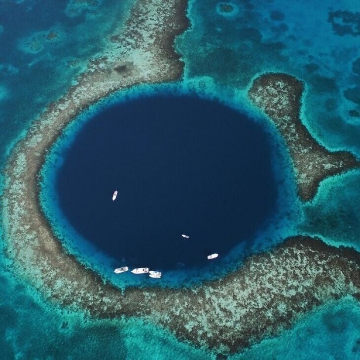 Забудьте о черных дырах, все равно они где-то далеко и вообще это все неправда. А вот Большая голубая дыра, умостившаяся посреди атолла в составе Белизского барьерного рифа в Центральной Америке, вполне реальна. 
