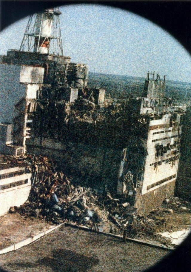 5. Фото Чернобыльской АЭС через 15 часов после взрыва. Кадр искажен высоким уровнем радиации, 1986