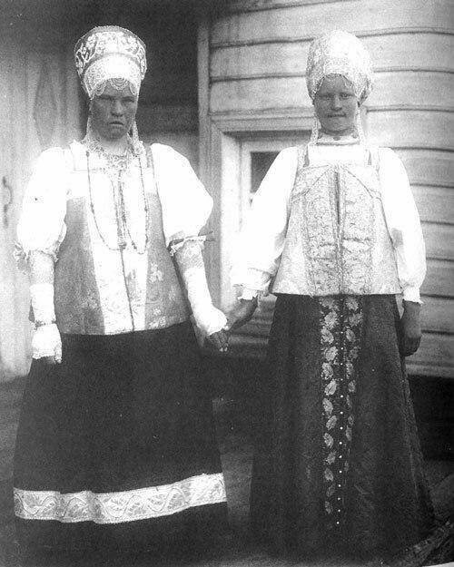 15. Жительницы Архангельской губернии в праздничных нарядах, 1910 год