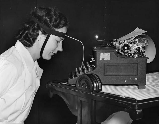 6. Выставка техники для инвалидов в Лондоне 1951 год. На снимке женщина-инвалид печатает с помощью специального устройства