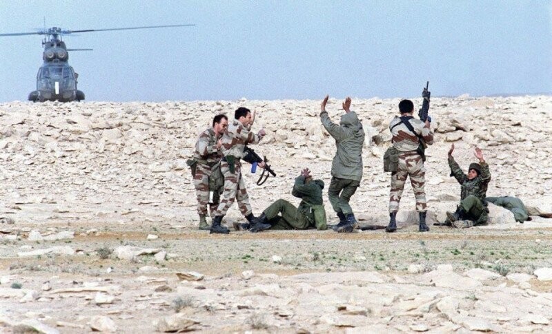 Спецназ Франции берет в плен иракских солдат. Пустыня Ирака. 26 февраля 1991 г. Война в Персидском заливе.