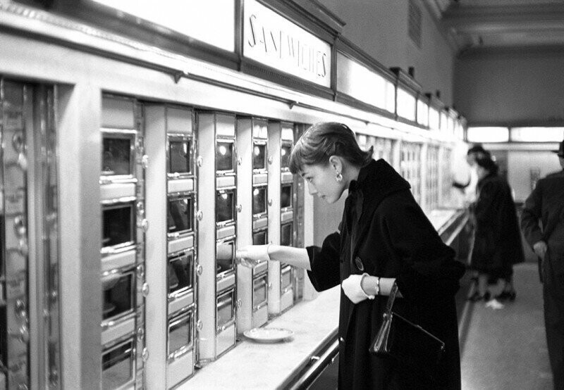 Одри Хепберн в ресторане самообслуживания. Нью-Йорк, 1951 г.