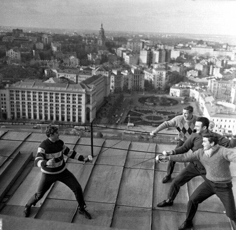 Советский фехтовальщик (шпажист), олимпийский чемпион 1964 года в личном первенстве Григорий Крисс (слева) с друзьями на крыше семнадцатиэтажного здания гостиницы в Киеве, 1964 год