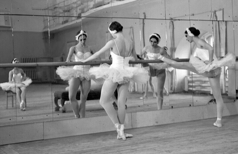 Балерины на разминке в Оперном театре. Одесса, УССР, 1972 год.