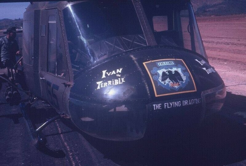 Вертолет Хьюи с именем "Иван Грозный" на базе в Буонметхуот, Вьетнам, 1967 год.