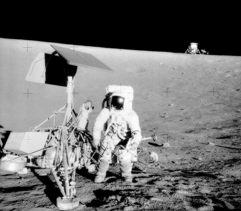 Чарльз Конрад, командир Аполлона-12, стоит рядом с автоматической станцией Surveyor 3, которая приземлилась на Луну 2 года назад. 1969