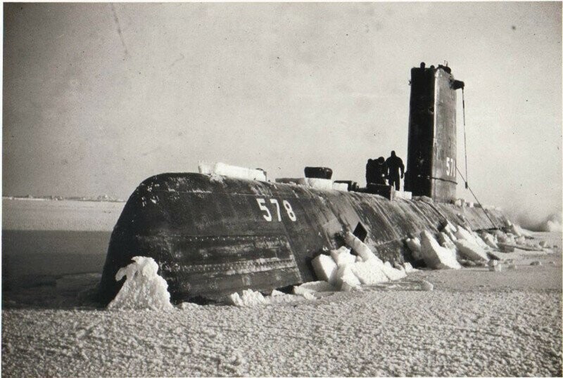 USS Skate (SSN 578) стала первой подводной лодкой, которая всплыла на Северный полюсе. Март 1959 года.