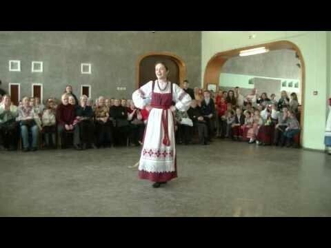Россияночка танцует и поёт 