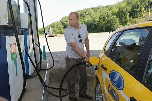 Кремль опубликовал архивные фото и видео Путина