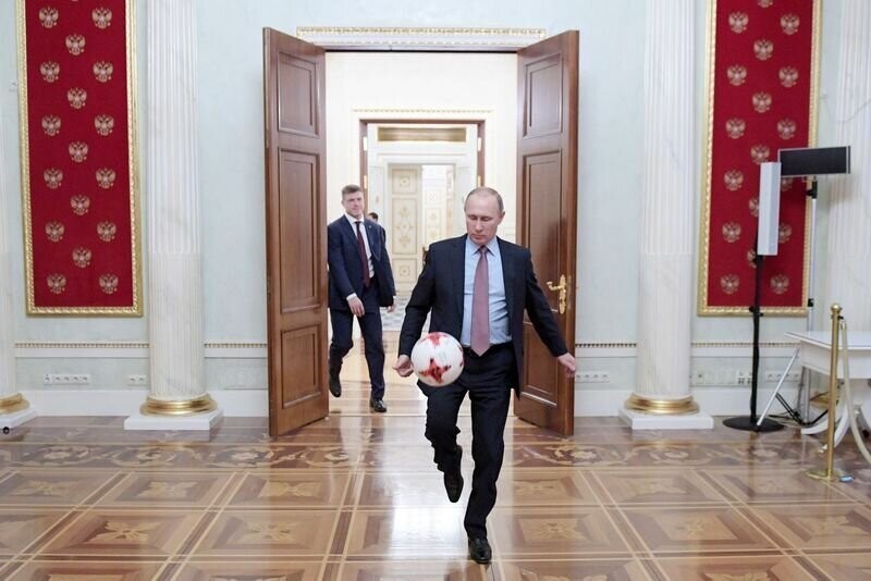 Кремль опубликовал архивные фото и видео Путина