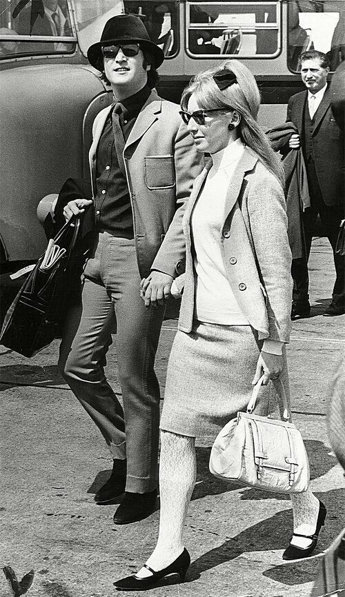 Джон Леннон вылетает на Каннский кинофестиваль вместе со своей первой женой Синтией Леннон, якобы инкогнито, в темных очках и велюровой шляпе, 1965 