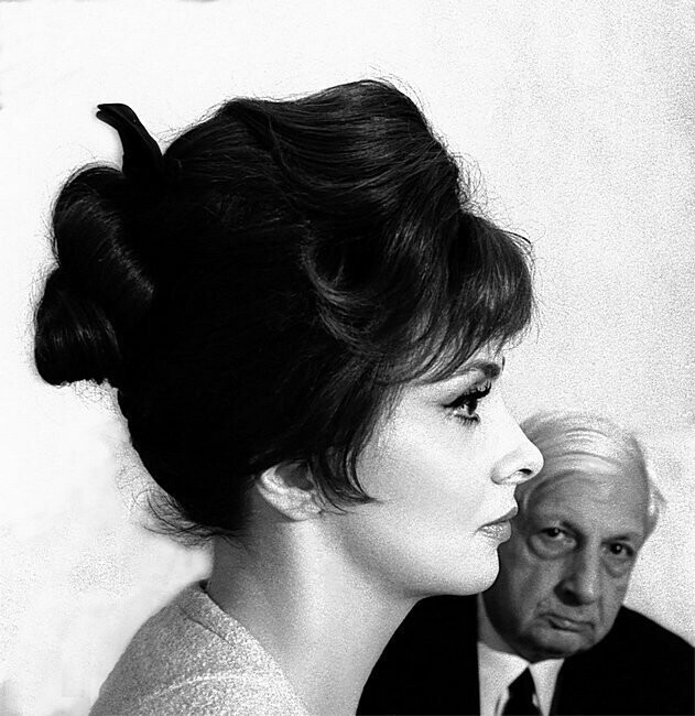 Джина Лоллобриджида с художником и писателем Джорджо де Кирико в Риме в 1961 году. 