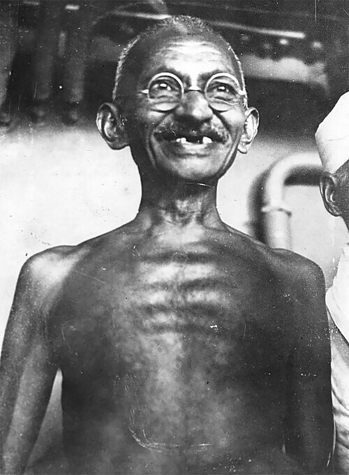 Индийский духовный и политический лидер и правозащитник Махатма Ганди (Мохандас Карамчанд Ганди, 1869–1948). . Около 1931 г. 