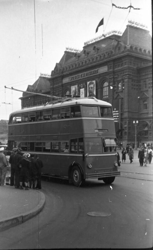 Doubledecker с "рогами". Двухэтажный троллейбус ЯТБ-3 на улицах Москвы; ~ 1938-1939-й гг