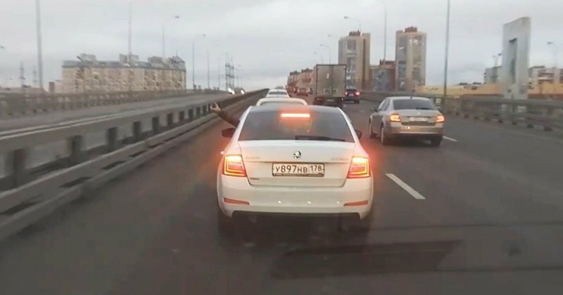 В Петербурге полиция заинтересовалась водителем, бросившим петарду на дорогу