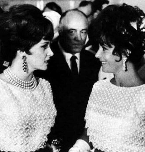 В 1961 году на II Московском международном кинофестивале две кинозвезды — Джина Лоллобриджида и Элизабет Тейлор появились на приеме в Кремле в одинаковых платьях от Dior. 