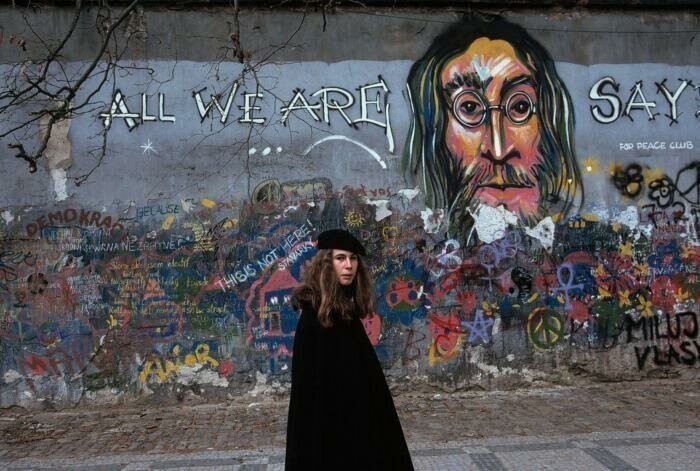 Девушка на фоне Стены Джона Леннона, 1992 год, Прага 