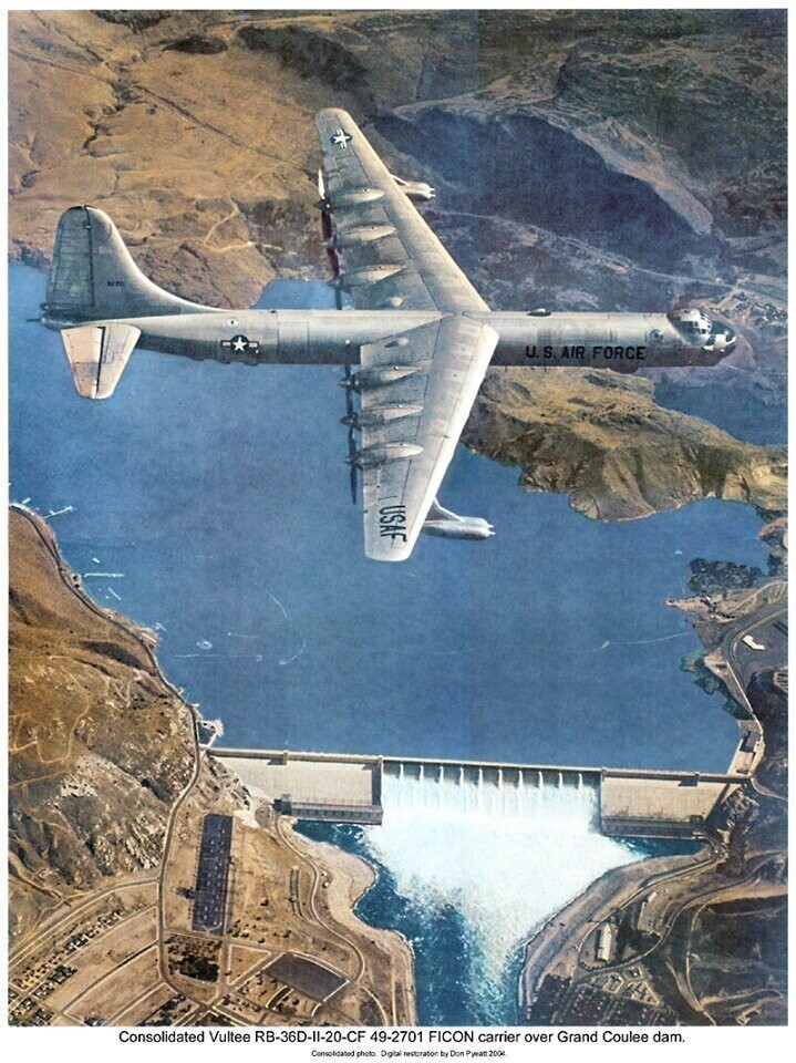 Американский стратегический разведчик-бомбардировщик GRB-36D над плотиной Гранд Кули (штат Вашингтон),1955 год. 