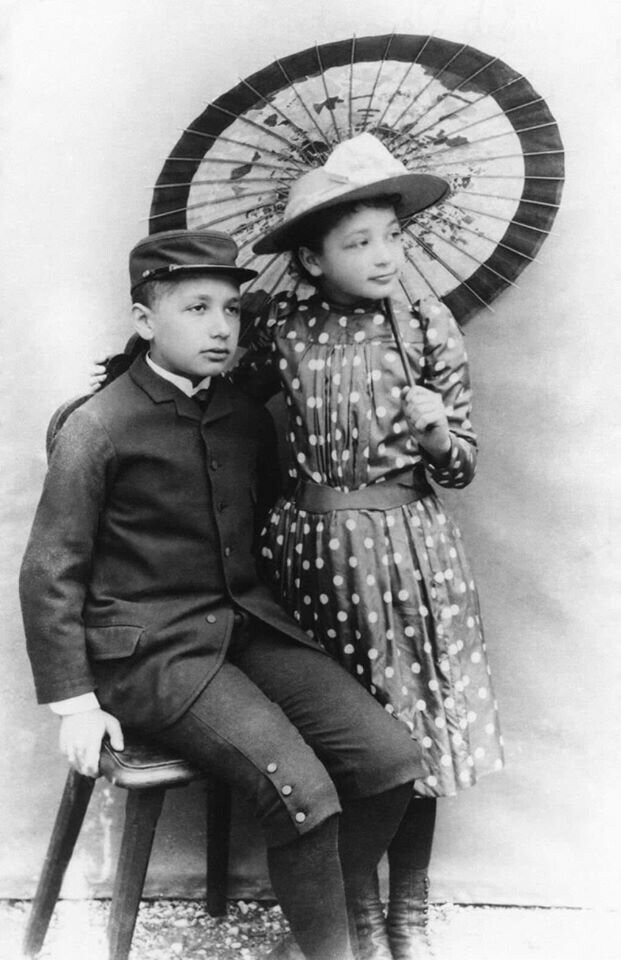 Альберт Эйнштейн и его сестра Майя - 1890-е годы 