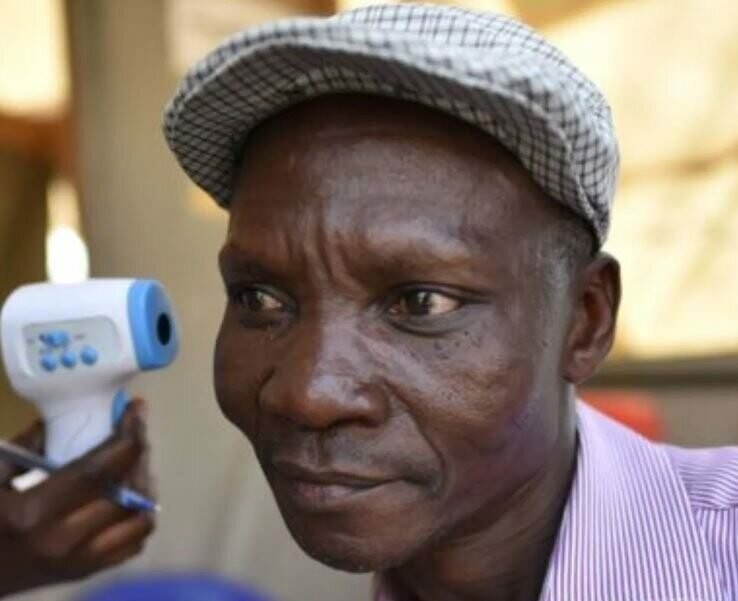 Пахучий Джо: Газы жителя Уганды убивают комаров