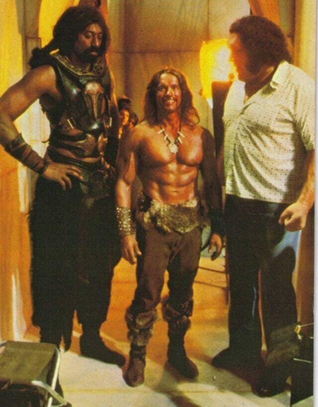 Арнольд Шварценеггер (188 см) рядом с Андре Гигантом (французский рестлер и актер, 224 см) и Уилт Чемберлен (американский баскетболист, 216 см) 1985 год.