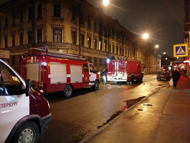 В Петербурге горящий мужчина упал с крыши на прохожую 