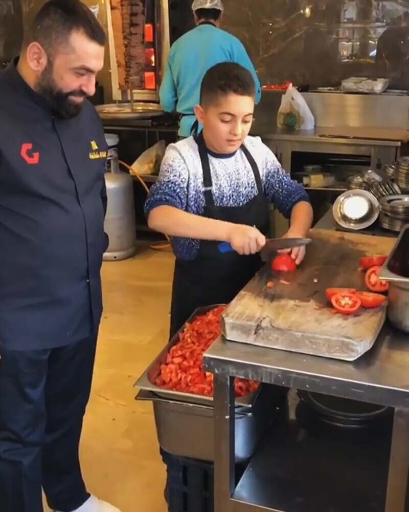 Мальчик виртуозно нарезал помидоры вслед за своим отцом
