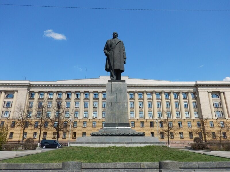 Повесить (непременно повесить, дабы народ видел) не меньше 100 заведомых кулаков
