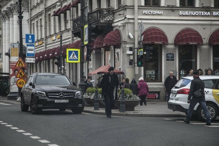 "Мерседес" Боярского опять на тротуаре. Вот каналья