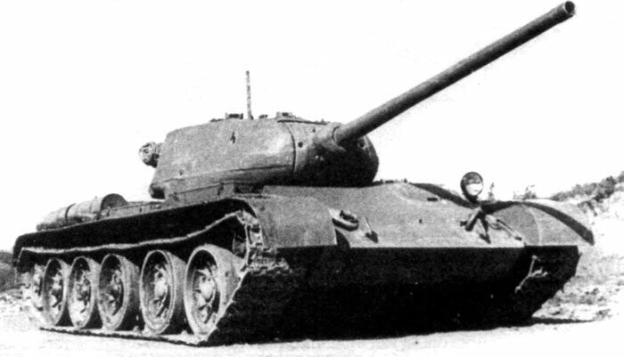  Опытный танк Т-44 с 85-мм пушкой Д-5Т