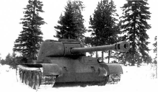 Опытный танк Т-44 с 122-мм пушкой Д-25 с увеличенной башней. Видна башенка механика-водителя