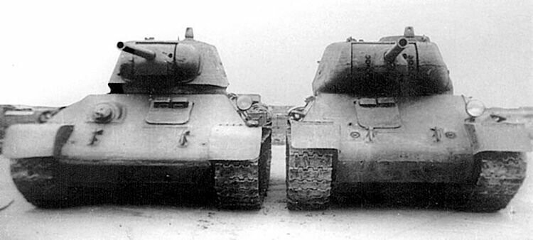 Опытный танк Т-43/76 (справа) и Т-34/76 (слева) с литой шестигранной башней. Обращает на себя внимание общность форм корпуса, отсутствие курсового пулемета в шаровой установке и одинаковые люки механика-водителя (у Т-43/76, перенесенный на левую стор