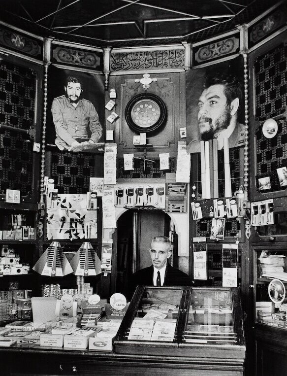 Январь 1970 года. Алжир, табачный магазин. Фото Abisag Tullmann.