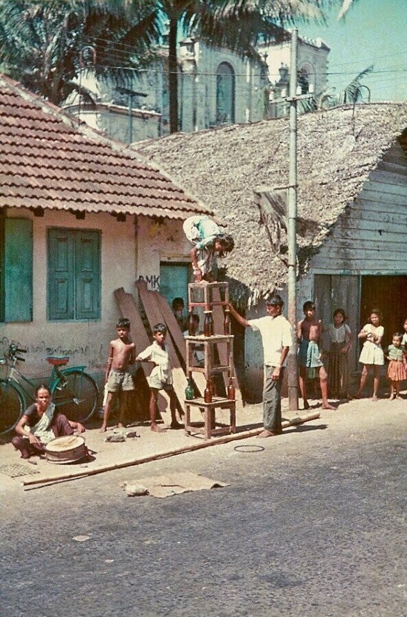 Январь 1970 года. Индия, г. Кочин. Уличное представление. Фото David Hopkins.