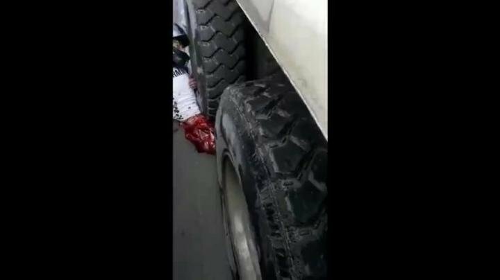В Боготе, Колумбия, мотоциклист попал под грузовик 