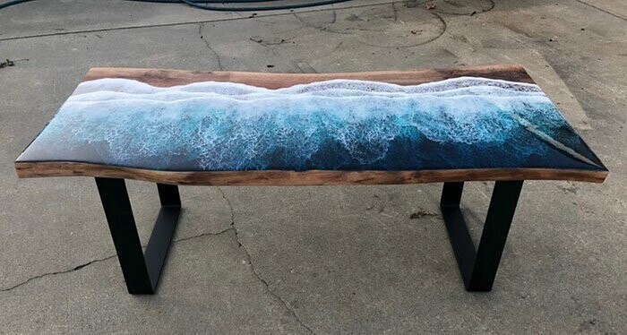 Талантливые мастера создали стол, "омываемый" невероятно реалистичными волнами