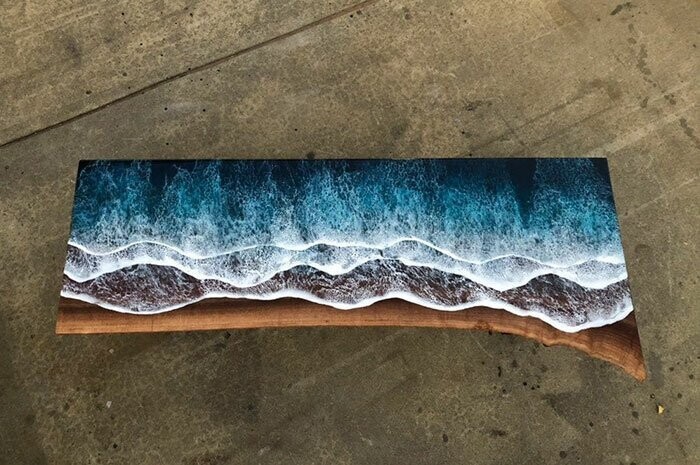 Талантливые мастера создали стол, "омываемый" невероятно реалистичными волнами