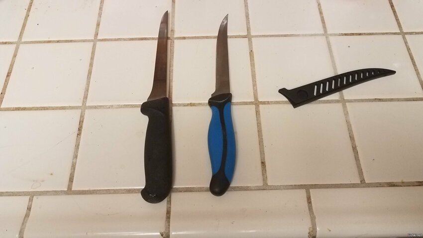 Слева - ножик Victorinox, за $50 долларов