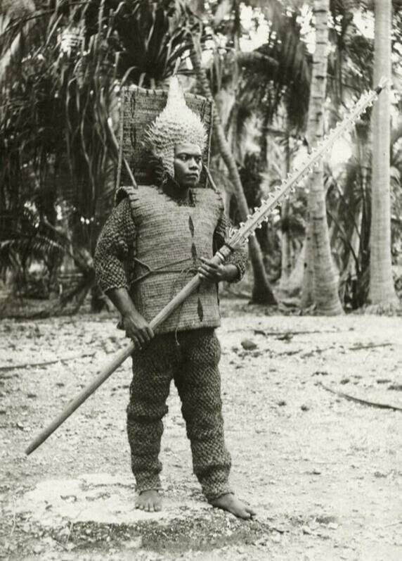 Воин Кирибати на острове Гилберта в 1900-м году в традиционном наряде: шлем рыбы-дикобраза, меч с акульим зубом и броня из кокосового волокна 