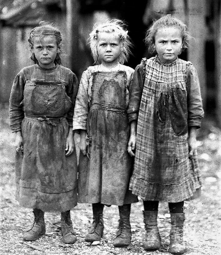 Группа девочек в 1911 году в перерыве от работы в качестве чистильщиц устриц в компании по производству консервов из морепродуктов в Порт-Рояле, Южная Каролина. Слева направо: Джози (6 лет), Берта (6 лет) и Софи. (10 лет). 