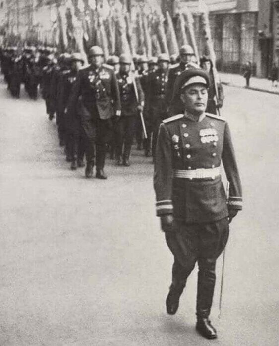 Брежнев на первом Параде Победы в 1945 году 