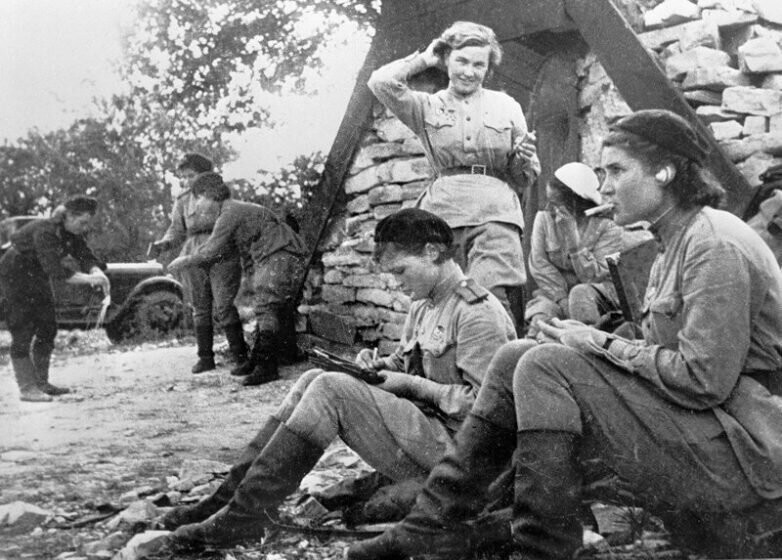 «Ночные ведьмы» из советского 588-го полка бомбардировщиков на перерыве, 1942 год 